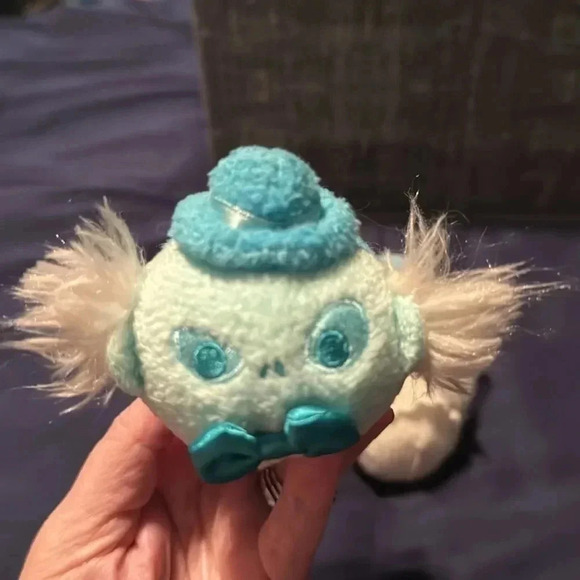 EXCLUSIVE DISNEY PARKS HAUNTED MANSION MINI TSUM TSUMS: The Bride & Ghost Ezra - Picture 3 of 5